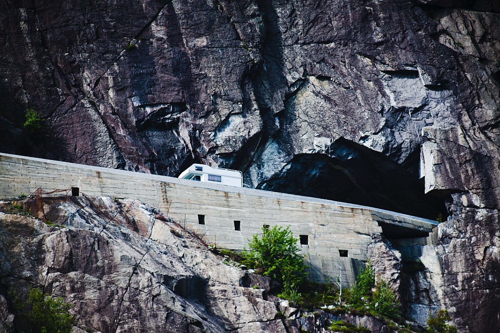 Norwegische-Strasse.jpg - Wohnmobil am Tunnelausgang in der Nähe von Helleren, Forsland / Norwegen.Aufnahme mit Canon EOS 5D DSLR +  Canon FD 300mm/2.8L Tele - eigenem Bajonett-Umbau auf EOS Bajonett 