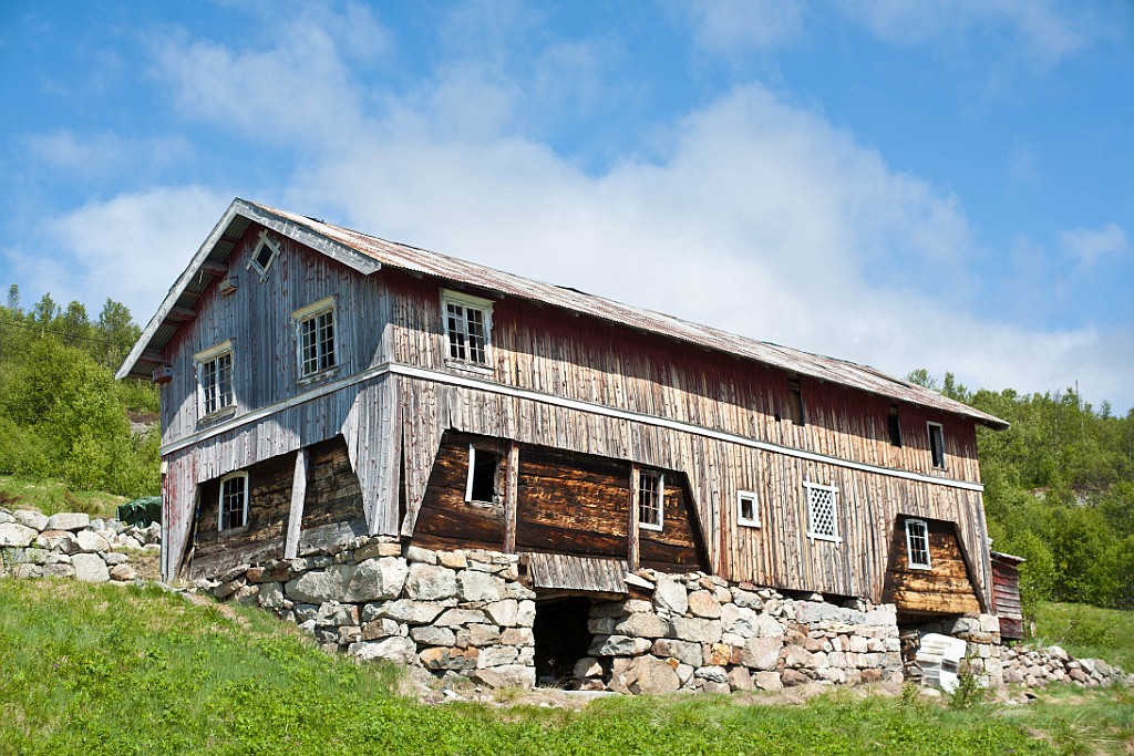 Norwegisches-Haus.jpg - Altes schönes Holzhaus in Norwegen.Canon EOS 5D DSLR+  Minolta Rokkor 58mm f/1.2  DIY Bajonett-Umbau auf EOS Bajonett