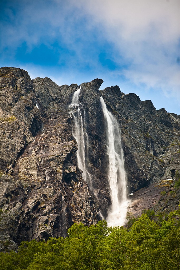 Wasserfall-Norwegen.jpg - Doppelter Wasserfall in der Gegend der Flambahn.Aufnahme mit Canon EOS 5D DSLR +  Canon FD 300mm/2.8L Supertele (Bajonettumbau) 