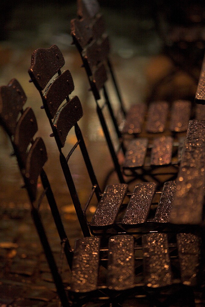 Stuehle_im_Regen.jpg - Stühle im Regen vor einer Kölner Kneipe.EOS 5 D mit Porst 135/1.8 bei Offenblende, freihand.